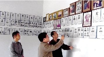 丁聲堂在丁氏祠堂講解丁氏名人