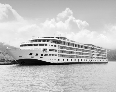 萬噸級豪華游輪“長江貳號”首次駛入武漢(圖)