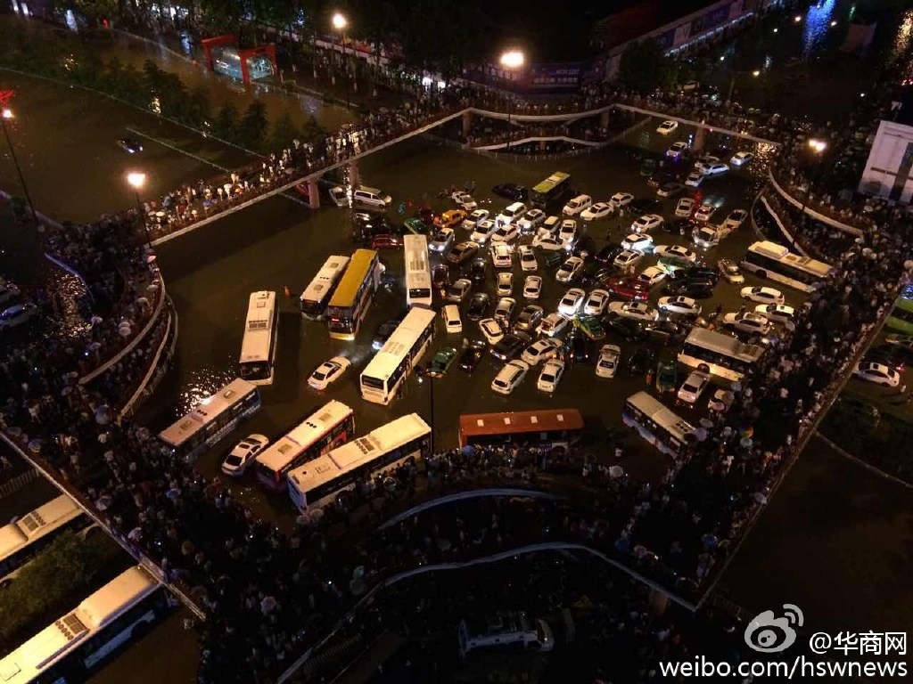 西安暴雨:地鐵站雨水倒灌 汽車趴窩 西安暴雨:地鐵站雨水倒灌 汽車趴窩