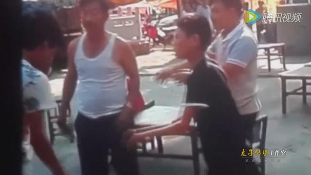 坐太久!實拍17歲游客遭景區攤販老板暴揍 鼻梁骨折