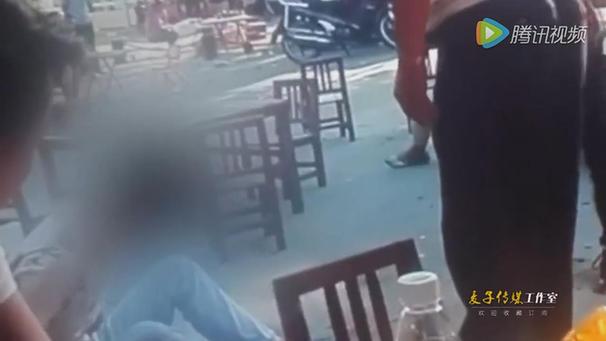 坐太久!實拍17歲游客遭景區攤販老板暴揍 鼻梁骨折