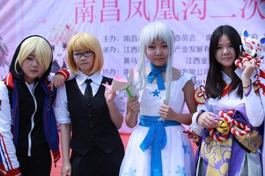 【萬人春游踏青鳳凰溝 千名漫迷扮靚景區(qū)}】