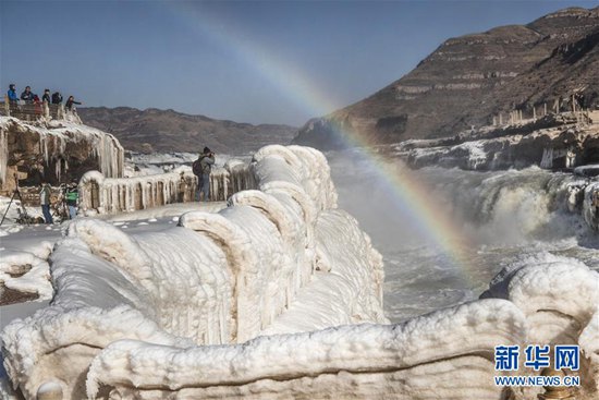 壺口瀑布現“彩虹通天”景觀 冰掛與彩虹交相輝映