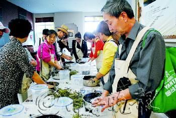 采摘完葡萄后,讀者們親手釀制葡萄酒。