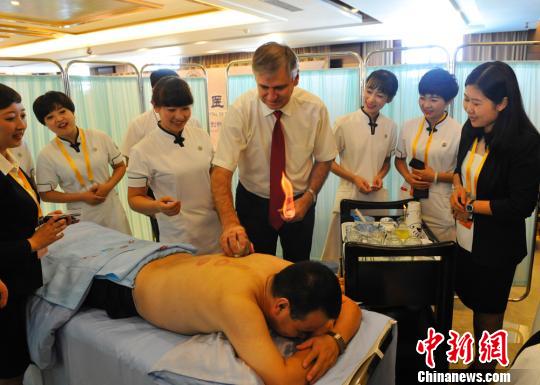 敦煌文博會中醫特色技能吸引外賓“學藝”傳播(圖)