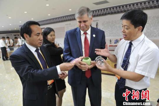 圖為甘肅省中醫院給摩爾多瓦文化部副部長波斯迪卡?哥奧爾基贈送陶瓷罐、玻璃罐。 馬志強 攝