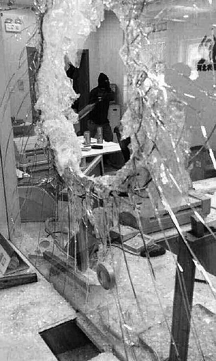 河北一歹徒蒙面持鐵錘砸銀行玻璃搶劫 當(dāng)場被抓