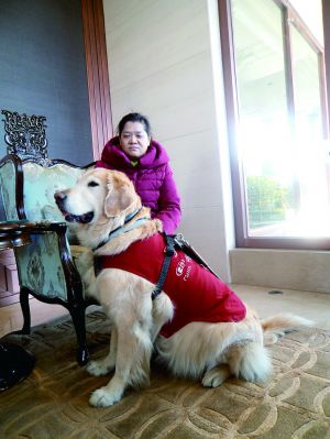 平亞麗帶著Lucky去飯店就餐,等待半小時后,讓他們坐在角落的位置。