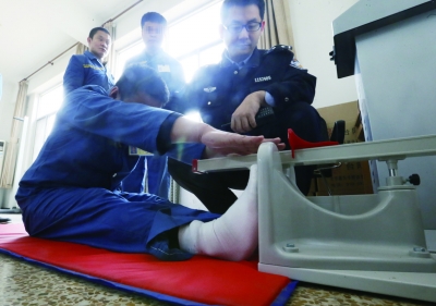 由于毒品的副作用對人體各器官和系統進行的破壞,強戒人員做體前屈測試,檢查身體柔韌性 攝/法制晚報記者 曹博遠