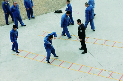 強戒人員在軟梯中“跳格子”,恢復身體協調性攝/法制晚報記者 曹博遠