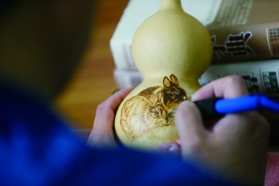 強戒所會為強戒人員開設技能培訓專業課,一名強戒人員正在做葫蘆篆刻 攝/法制晚報記者 曹博遠