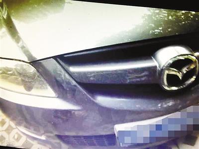 奔馳女司機被吐槽開車技術差 喊朋友報復對方