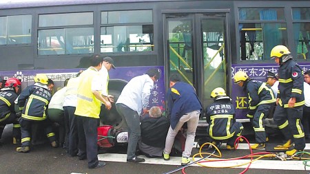 老人被卡公交車底眾人合力抬車施救(圖)