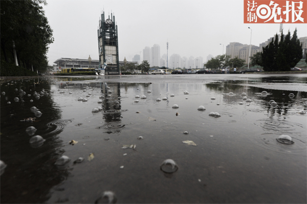 天津今日降雨 水質具有站粘性激起大號氣泡