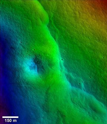 不只月球引力影響地球,科學(xué)家借由月球表面數(shù)千的裂縫推斷,地球引力似乎正對(duì)月球表面造成嚴(yán)重影響。(臺(tái)灣中時(shí)電子報(bào))