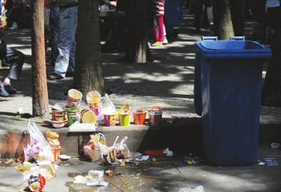 2日,成都動物園內,亂扔垃圾現象隨處可見。