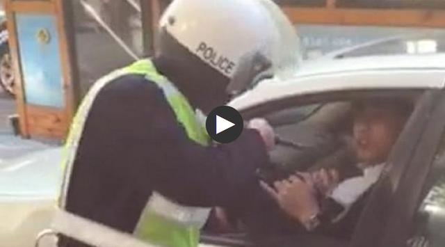 成都一協警掏警棍糾正霸道司機逆停被辭退(圖)