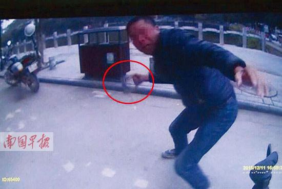 男子手持U型鎖襲擊協警