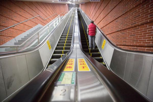 2015年,全國共發生電梯事故58起,死亡46人。 朱偉輝 澎湃資料