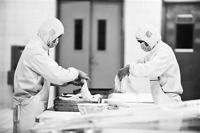 工作人員正在制作面條