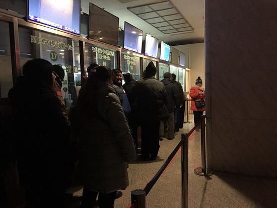 記者探訪多家醫(yī)院 有號(hào)販子拿磚頭占位未收手