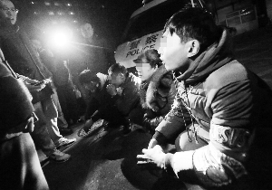 昨日,海淀警方對(duì)轄區(qū)醫(yī)院的號(hào)販子開展專項(xiàng)打擊行動(dòng),在空軍總醫(yī)院和北醫(yī)三院、301醫(yī)院、西苑醫(yī)院、口腔醫(yī)院五家醫(yī)院抓獲11名號(hào)販子。圖為海淀警方在空軍總醫(yī)院抓獲6名號(hào)販子。北京晨報(bào)記者 郝笑天/攝