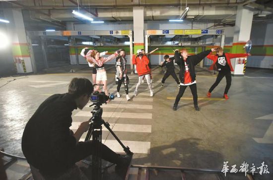 每天,練習(xí)生們的時(shí)間都安排得滿滿的。