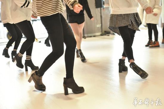 每天,練習(xí)生們都要穿著高跟鞋苦練舞蹈。