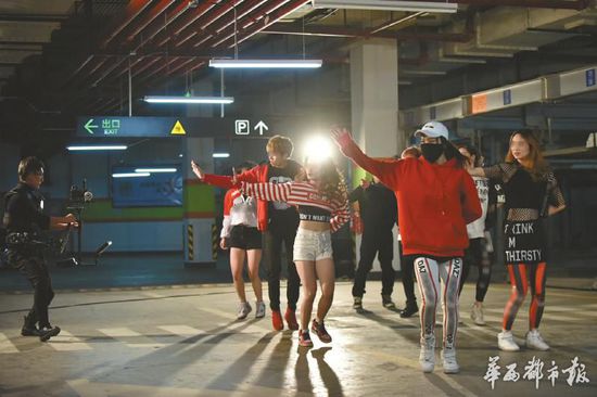 1月26日,成都市春熙路某寫(xiě)字樓,深夜12點(diǎn)過(guò),練習(xí)生們還在地下車庫(kù)拍攝。