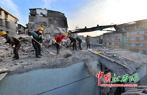 清理。 本報記者 楊繼紅攝