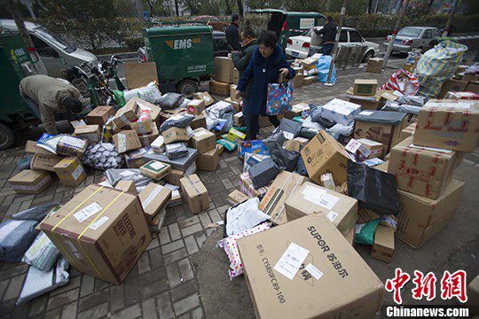 資料圖:圖為山西太原某快遞物流攬投部外快遞鋪滿地。 中新社記者 張云 攝