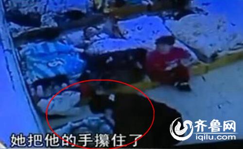 孩子午睡時候睜眼,老師攥住孩子的手,打臉。