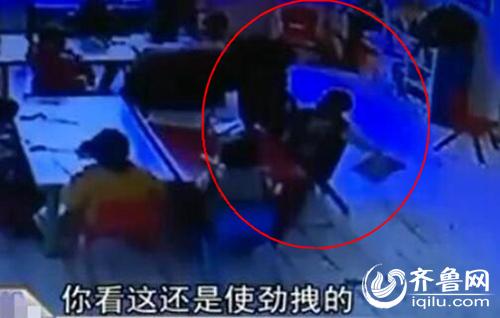 孩子上課時被老師拖拽。(紅圈中拿書者系孩子)