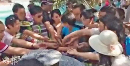 遊客蜂擁而至,爭(zhēng)搶荔枝。(圖片來(lái)源網(wǎng)絡(luò))