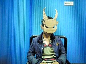 16歲少年因為無聊戴紙皮面具在街上嚇人