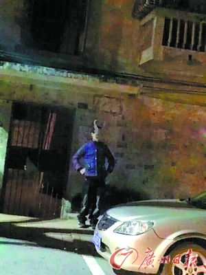 16歲少年因為無聊戴紙皮面具在街上嚇人