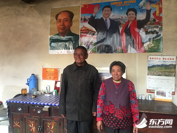 駱駝灣村唐榮斌夫婦接待各地趕來的網絡媒體