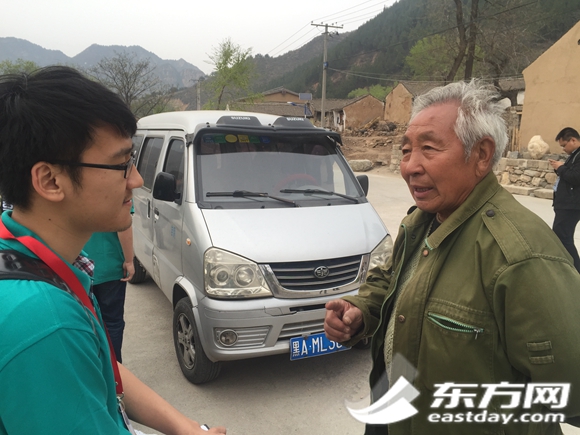 駱駝灣村唐榮斌夫婦接待各地趕來的網絡媒體