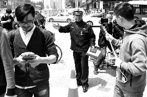 禮為奇接受表彰后回到執勤路口。新華社發