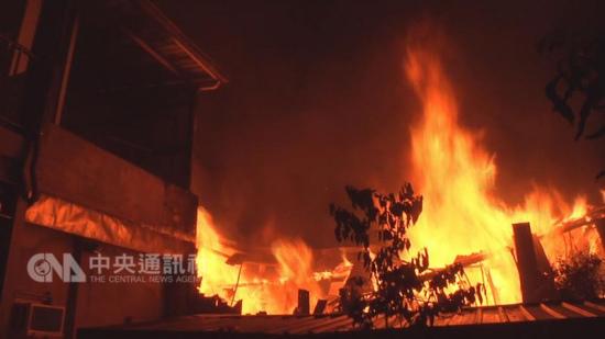 臺灣苗栗縣一鐵皮屋起火 屋主吃宵夜躲過一劫