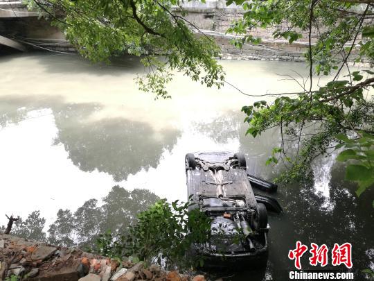 福州一女司機倒車直接倒進內河好心人和消防員將其救出