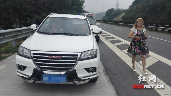 女司機高速“路怒” 一言不合扔掉親媽