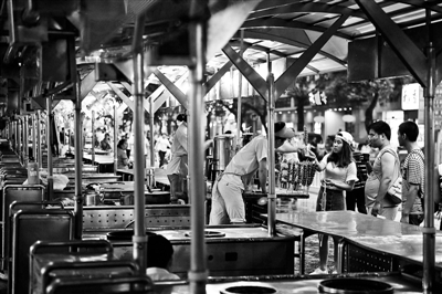 東華門夜市昨晚只有11家商戶出攤 攝影/本報記者 袁藝