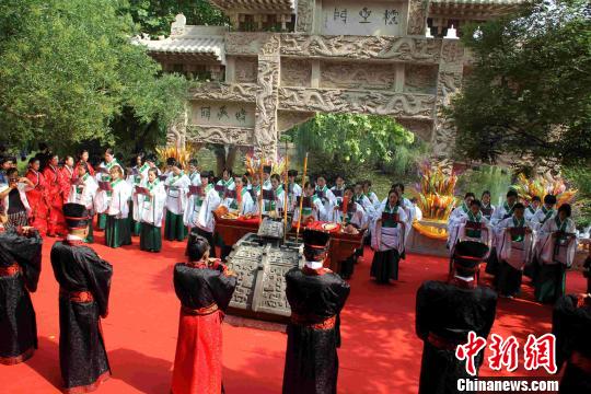 河北美術(shù)學(xué)院為畢業(yè)生舉行“漢式”學(xué)位授予儀式