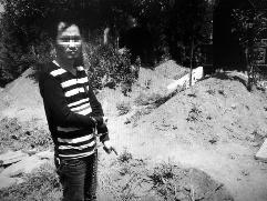 西安一男子為了討要債務,竟然找人將債務人從咸陽強行拉到西安一處墳地,將其衣服扒光,給眼睛噴辣椒水,并毆打威脅:“如果今天不還錢,就把你活埋了。”