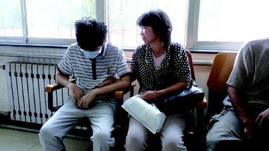 兒子失聯五年終重逢 昏迷路邊民警施援手