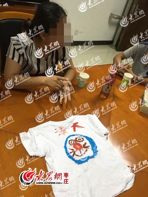 活動當天學生們統一著裝,T恤正面圖案是中國地圖,背面由孩子親手繪制“清大”字樣。