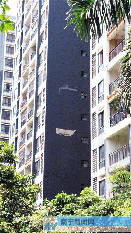 業(yè)主掛橫幅維權(quán) 開發(fā)商稱名譽(yù)受損向業(yè)主索賠10萬元