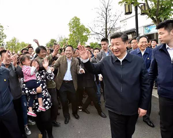 圖為:2016年4月25日,習近平考察小崗村,重溫中國改革歷程。