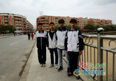 大余:一老人早晨落水 四名高中生聯手救起